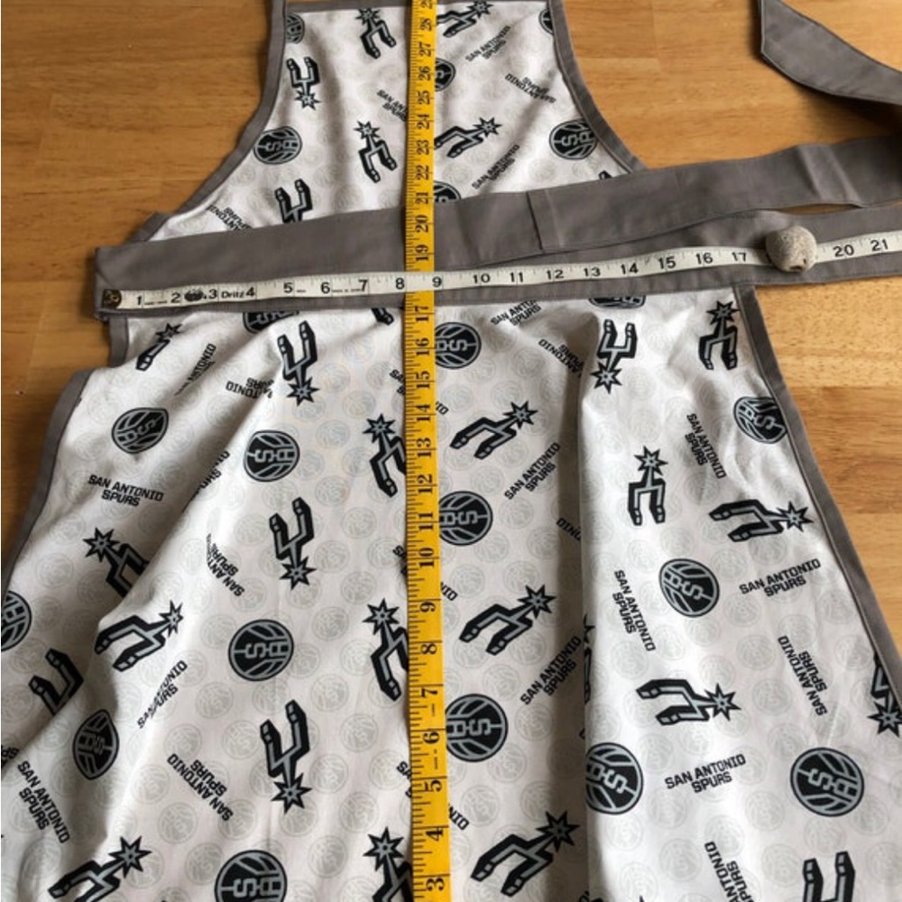 Handmade Spurs Apron - Picture 4 of 6